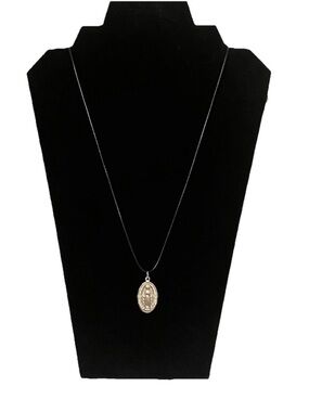 Vintage Silver Tone St. Mary Prayer Medallion Necklace Oval Pendant Charm.